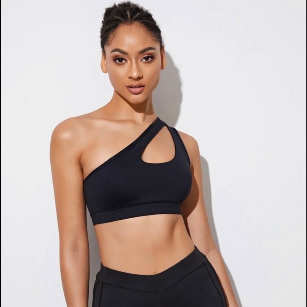 Black sports bra